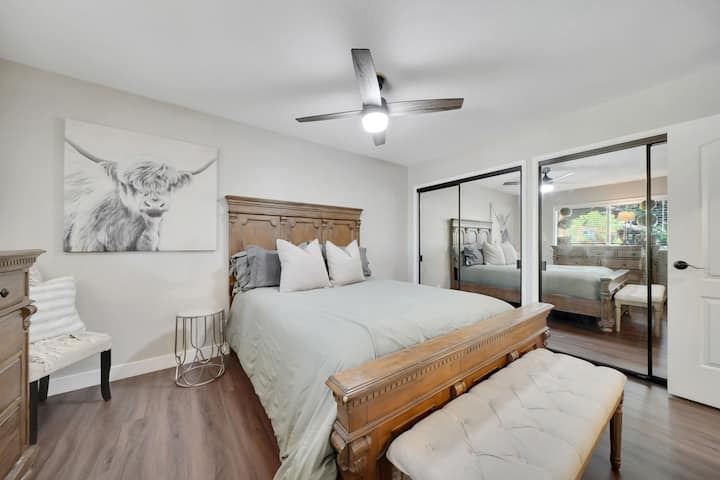 חדר השינה הראשי מציע חלל ארונות משקף קיר לקיר עם מתלי מזוודות, מדף נעליים ומסילות קולב.