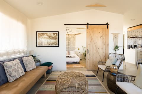 Charming homestead with views, hot tub / fire pit