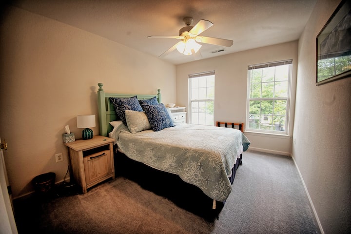 Get some rest after swimming in the Ocean or Pool - Queen Guest Bedroom