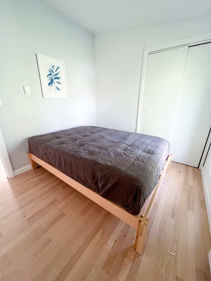 次卧配备全尺寸床和衣柜。