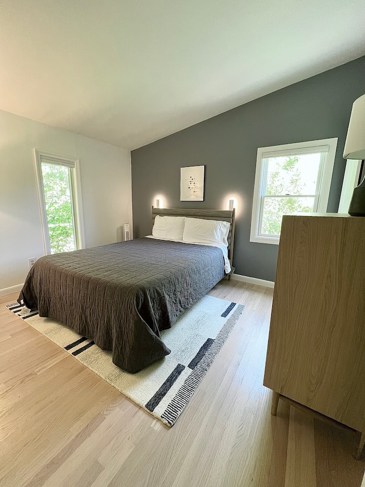 主卧配有标准双人床、梳妆台和衣柜。