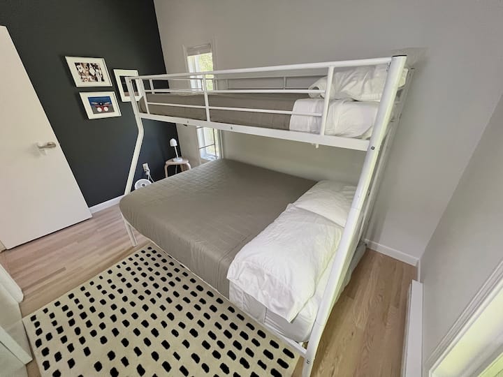 上下铺客房配备全尺寸下铺床、双层床和折叠单人床。非常适合儿童入住！