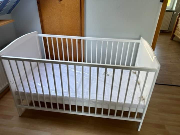 سرير أطفال. يمكن أيضًا وضعه في غرفة النوم.