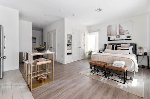Ritzy Downtown Studio/Free Parking/Near EWR