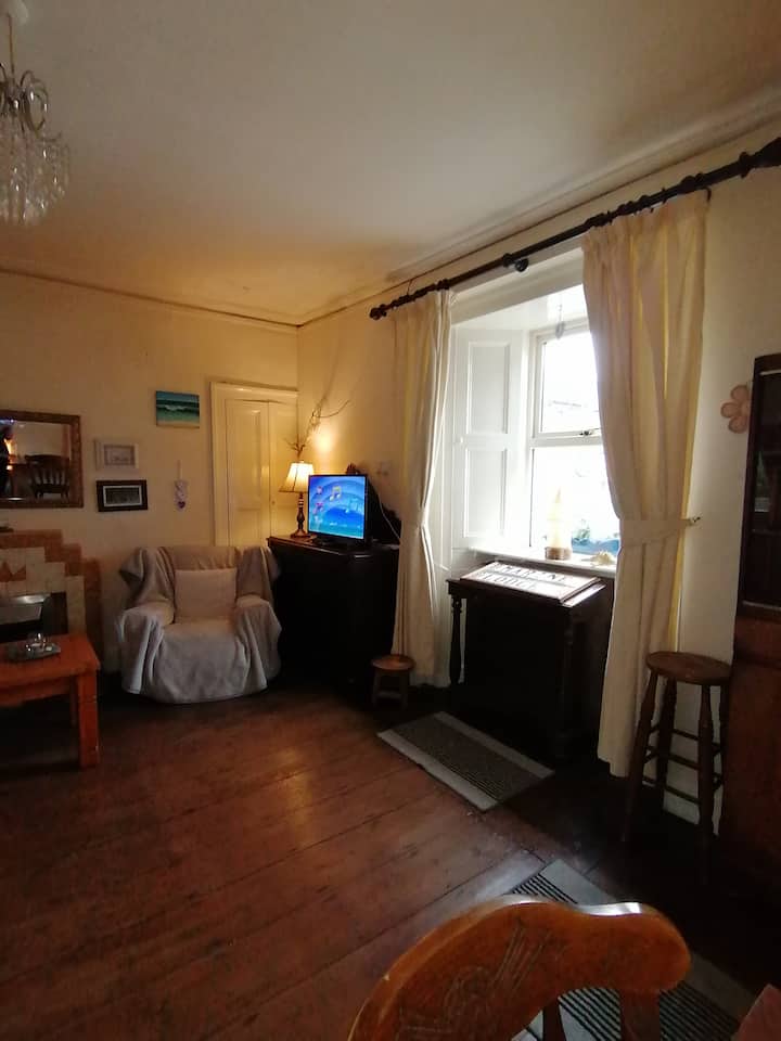Seaside Studio In A Central Town House. - Lahinch