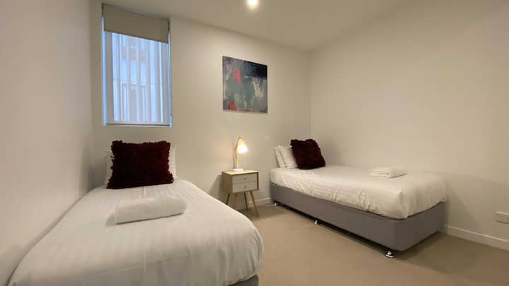 在带两张单人床的房间里醒来。 这个房间还有一个橱柜，里面有一个平滑的滑动镜门，您可以在那里放置您的物品。