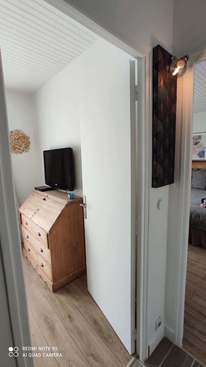 Suite familiale : chambre verte à gauche, chambre bleue à droite