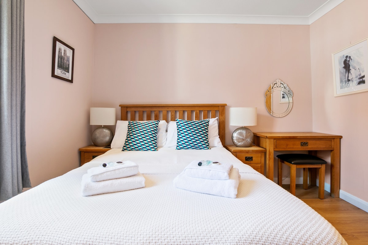 Novouređena spavaća soba. 