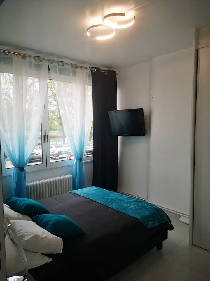 Spálňa s televízorom a šatníkom