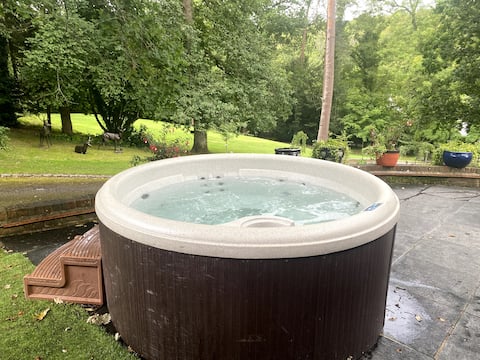 4 bedroom Lodge/Hotub-Pool in Surrey UK