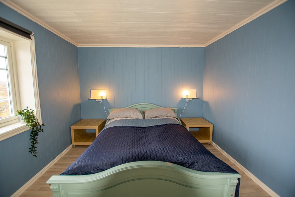 Chumba cha watu wawili namba 1. Angavu na nzuri yenye mandhari nzuri. Chaja katika taa.