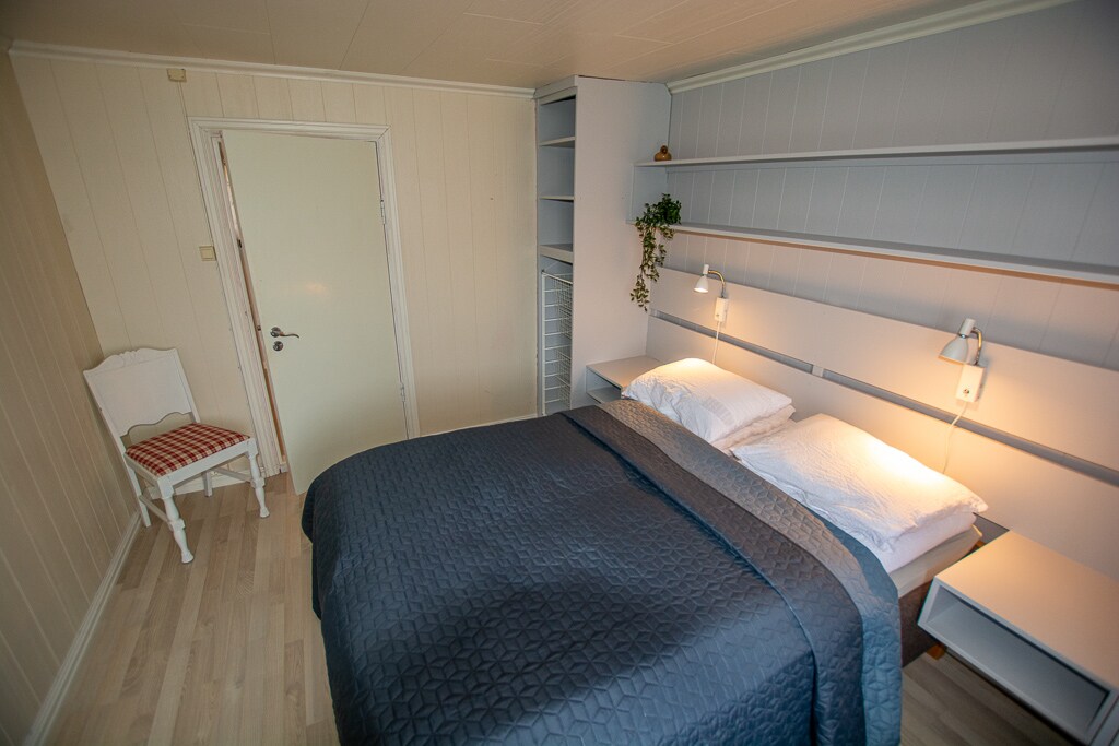 Chumba cha kulala 2, kitanda cha watu wawili na sehemu ya rafu nyuma. Nafasi pana na chumba cha kushangaza cha kupiga mbizi. Mionekano mizuri.