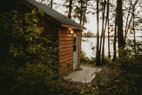 Private Lakefront Oasis with Loft +  Sauna