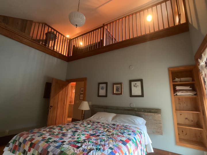 Dormitorio de invitados con loft arriba.