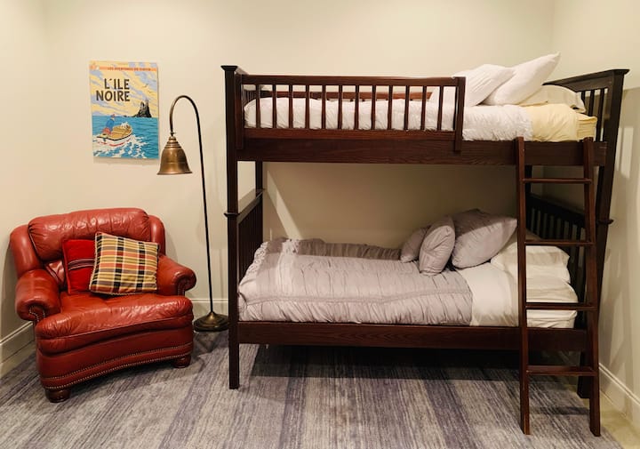 Gran habitación con literas para niños o una reunión universitaria.