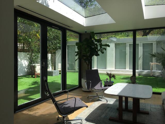 Modern 3 bed flat with a large garden in Chelsea gallery image 4