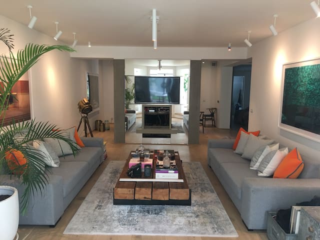 Modern 3 bed flat with a large garden in Chelsea gallery image 2