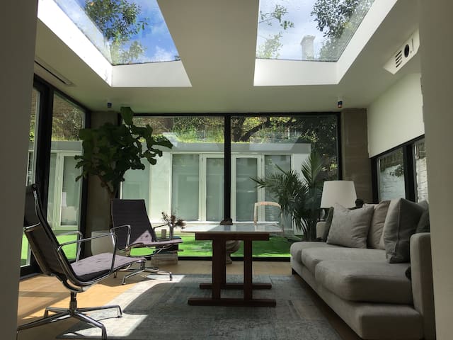 Modern 3 bed flat with a large garden in Chelsea