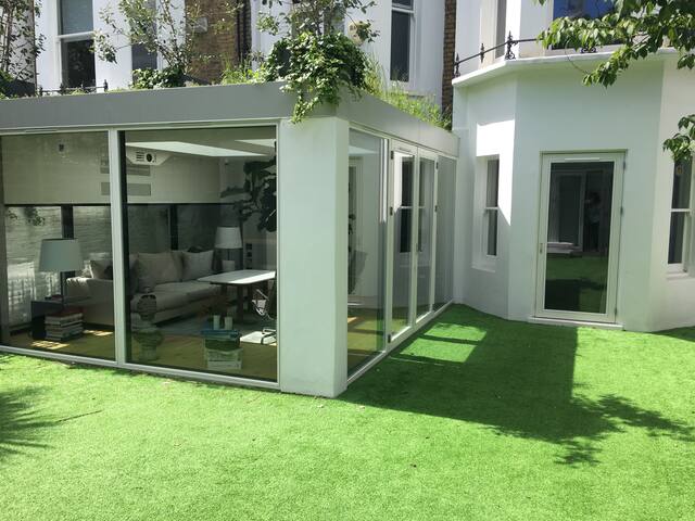 Modern 3 bed flat with a large garden in Chelsea gallery image 3