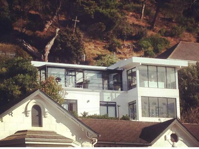 Stylish seaside apartment in St James gallery image 2