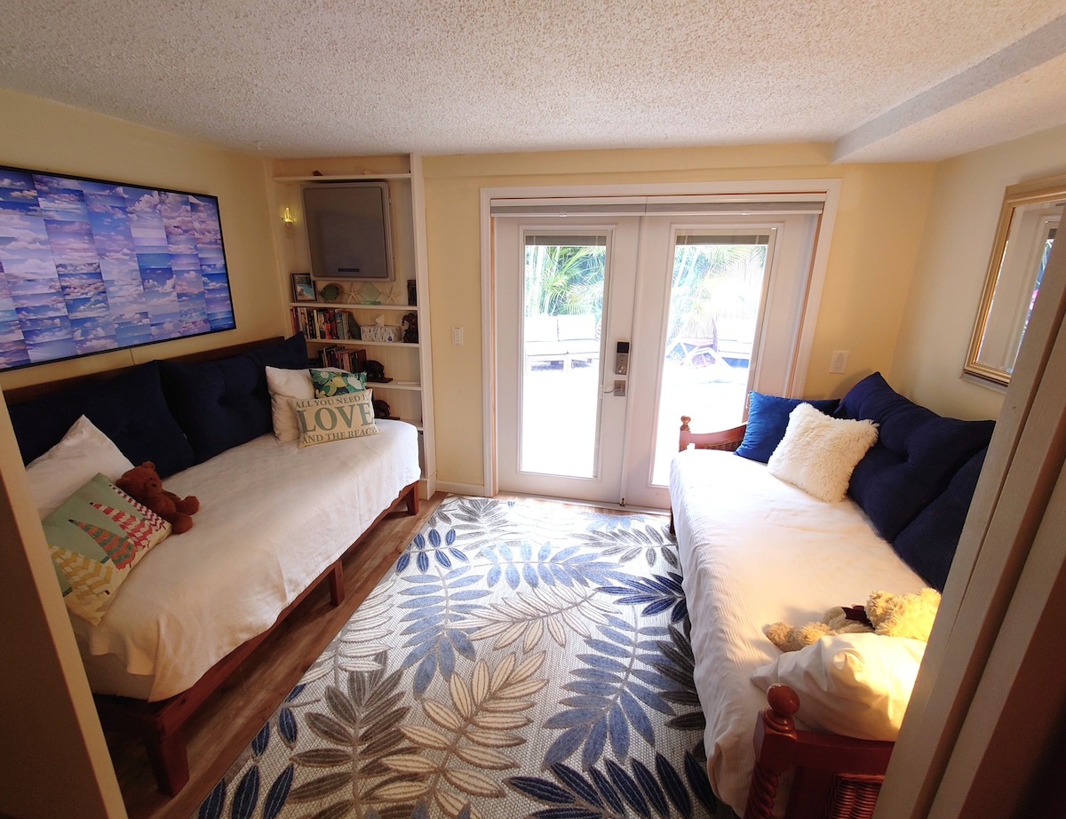 Lido is next to Hemingway. It has two very comfy twin beds and a brand new 55-inch LG Frame TV