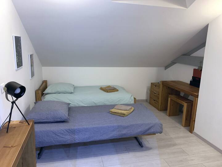 Dhoma e gjumit 3 nga 13 m2 me 2 dritare (velux dhe dritare). Së shpejti do të instalohet një krevat dopio "queen" prej 160 x 200.