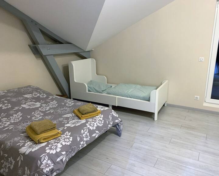 Dhomë konvikti "4" prej 28m2 lart duke përfshirë: 1 krevat 80 x 190 - 1 krevat me 140 x 200 - 1 krevat me 90 x 200 - 1 krevat me 90 x 200 cm me sirtar (dyshek që është i përshtatshëm për një fëmijë deri në 13 vjeç) d.m.th. 5 deri në 6 krevate