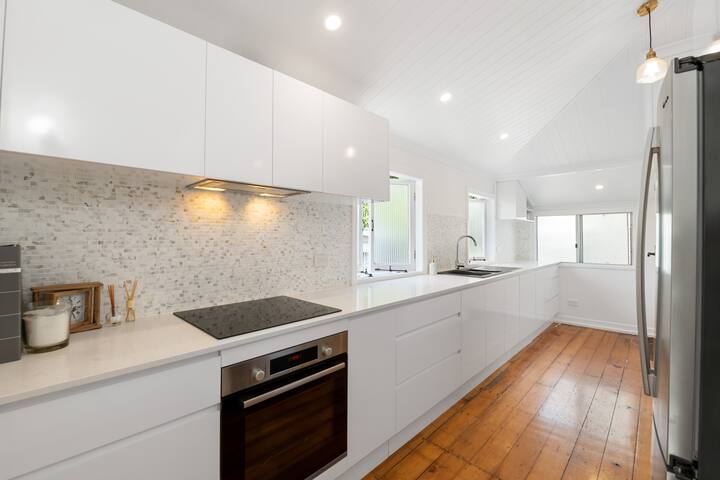 The White Home/ Luxe King Bed/ Parking/ Airport gallery image 3