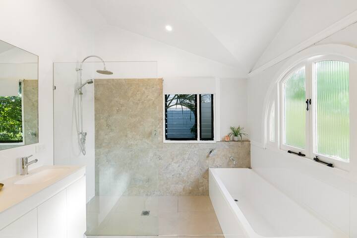 The White Home/ Luxe King Bed/ Parking/ Airport gallery image 5