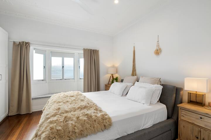 The White Home/ Luxe King Bed/ Parking/ Airport gallery image 4