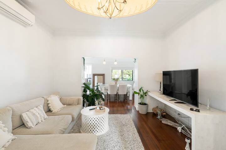 The White Home/ Luxe King Bed/ Parking/ Airport