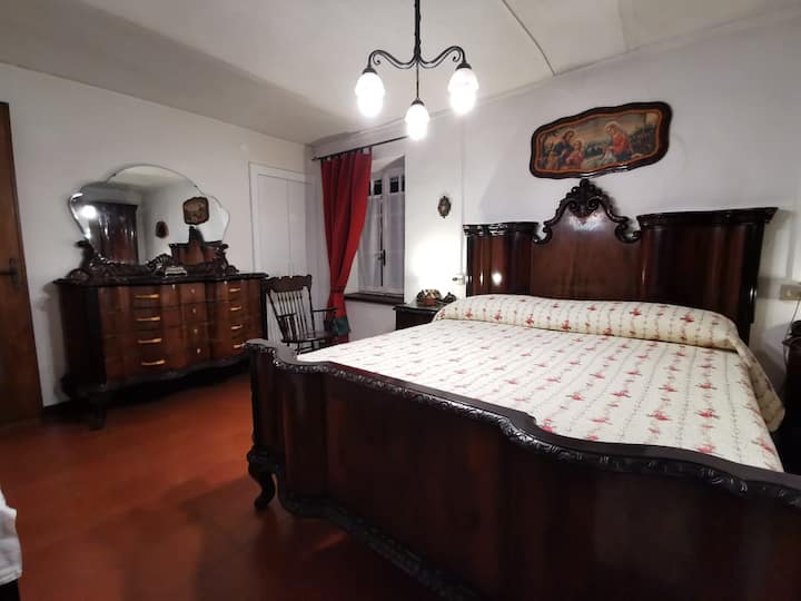 Camera da letto matrimoniale in  barocco piemontese con complementi d'arredo che  si combinano perfettamente con  lo stile dei mobili.
Completa di armadio, cassettone comodino e sedia a dondolo.