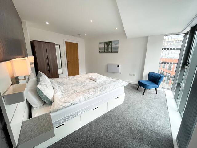 The Works-Fresh 2bed in centre, opposite Arndale.