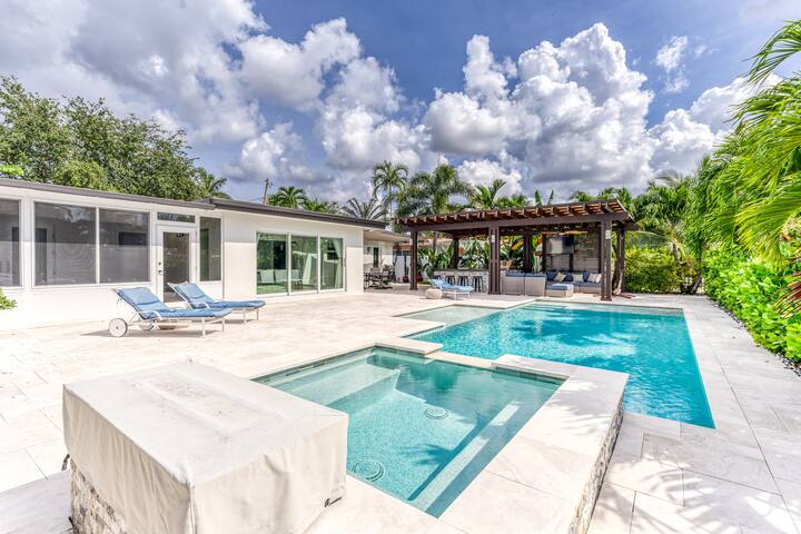 Luxe Waterfront in Gated Community Fort Lauderdale gallery image 3