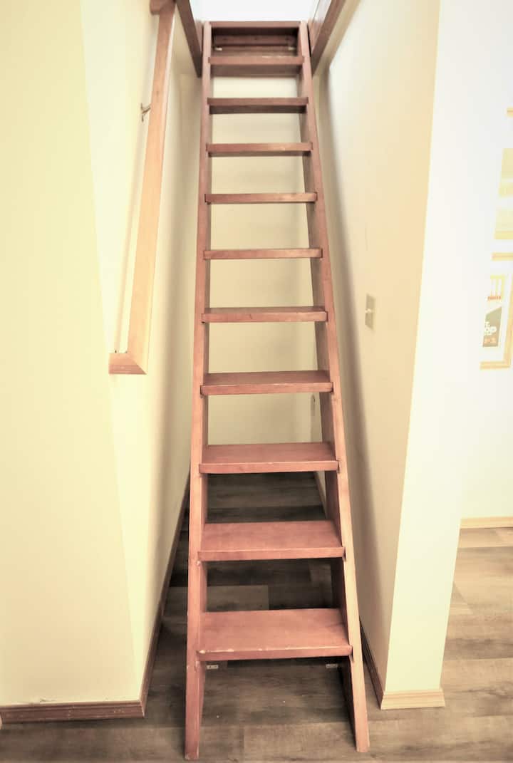 梯子上到房子顶部的乌鸦巢阁楼。 