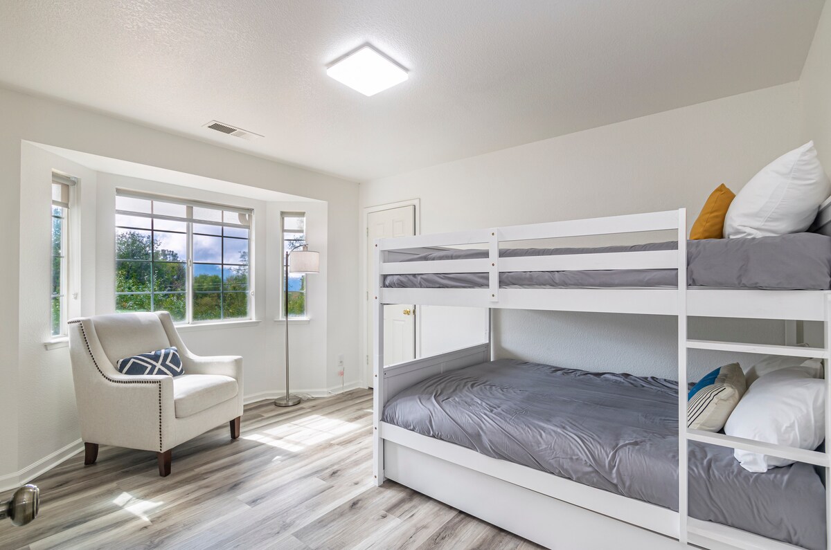 ההרפתקה מחכה למעלה: מיטת הקומתיים המשעשעת שלנו לילדים