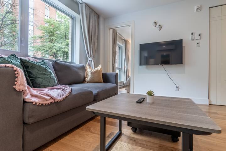 Contemporary 2BR Montreal Loft | Walk-to-Old Port gallery image 3