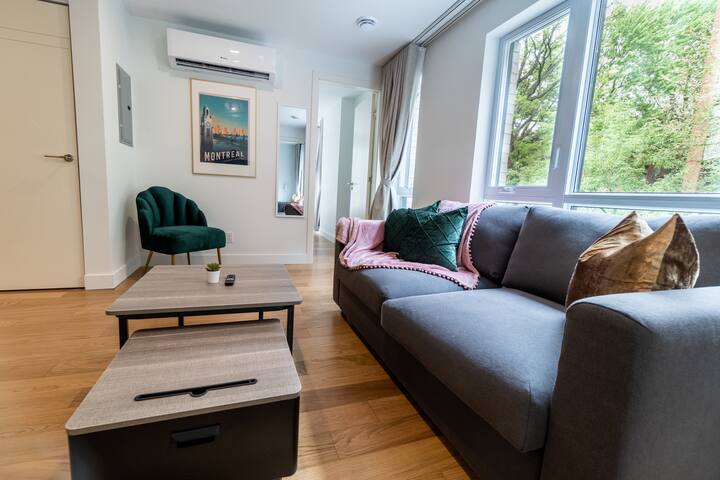 Contemporary 2BR Montreal Loft | Walk-to-Old Port gallery image 4