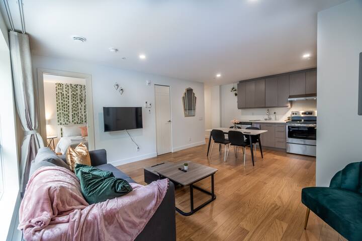 Contemporary 2BR Montreal Loft | Walk-to-Old Port gallery image 2