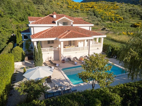 Peaceful Family Villa with Pool near Split