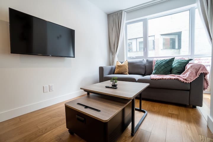 Upscale 2BR Loft Downtown | Walk to Old Port