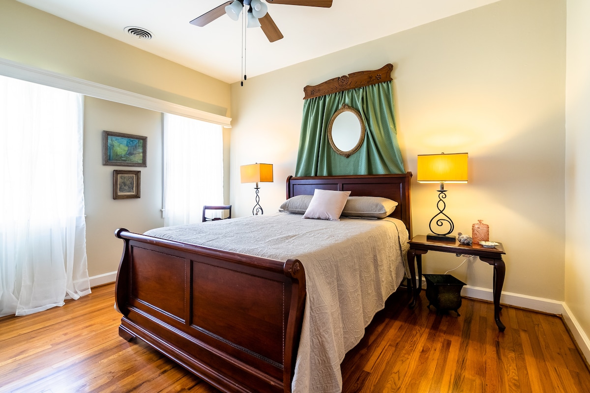 Master - queensize bed en tv