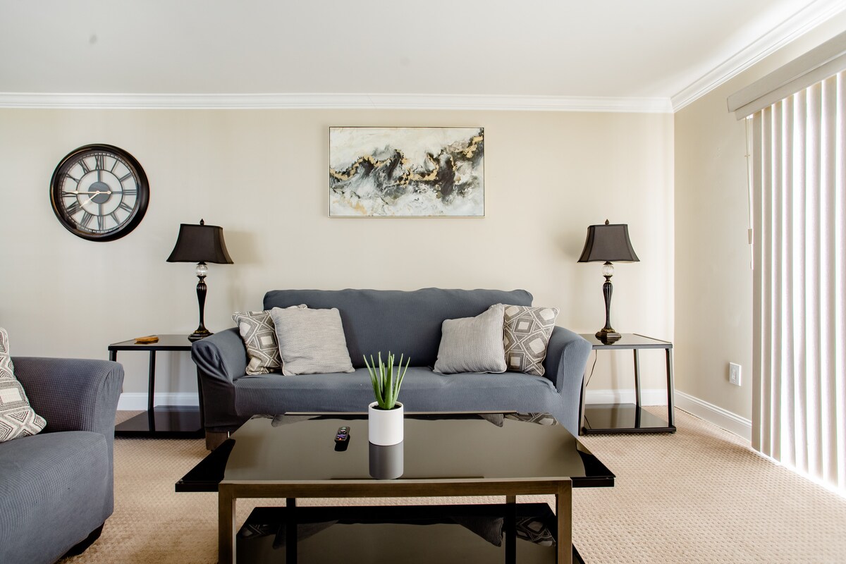 ห้องนั่งเล่นจากมุมของเตาผิงที่หันหน้าไปทางโซฟา