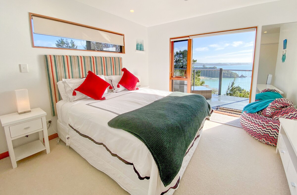 ห้องนอนควีนไซส์พร้อมวิวทะเลดาดฟ้าของตัวเองที่นั่งด้านนอกและห้องน้ำในตัวสุดหรู