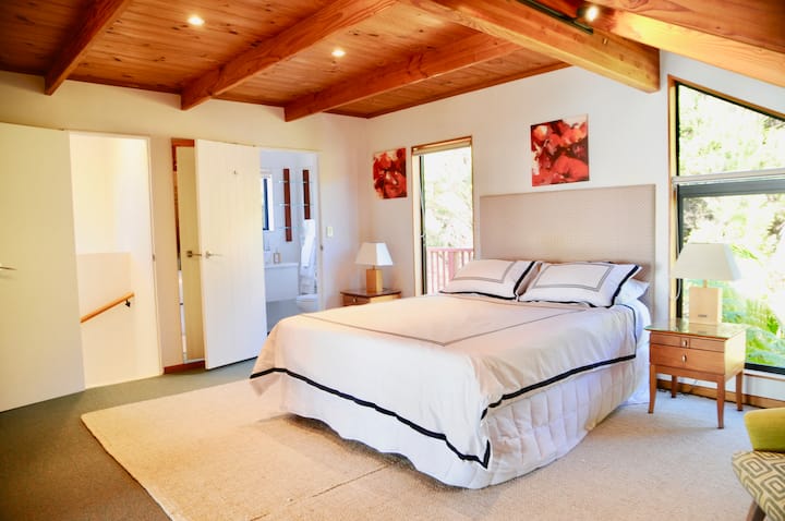 Dormitorio loft, con terraza privada exterior separada y baño privado