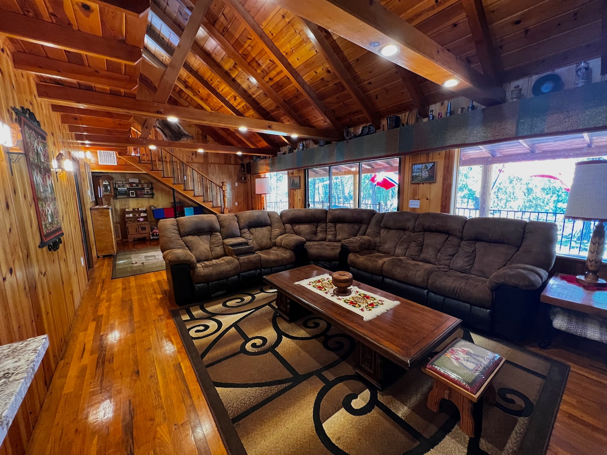 Popular Airbnb listing: Little Norway RIGHT ON Rainbow Lake! in Lake Of The Woods
