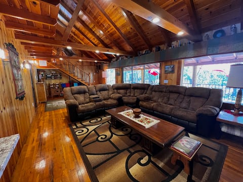 Popular Airbnb listing: Little Norway RIGHT ON Rainbow Lake! in Lake Of The Woods