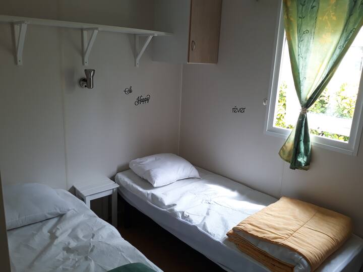 Еве ја малата спална соба со двата кревета на местото, има и плакар со дел од гардероба.