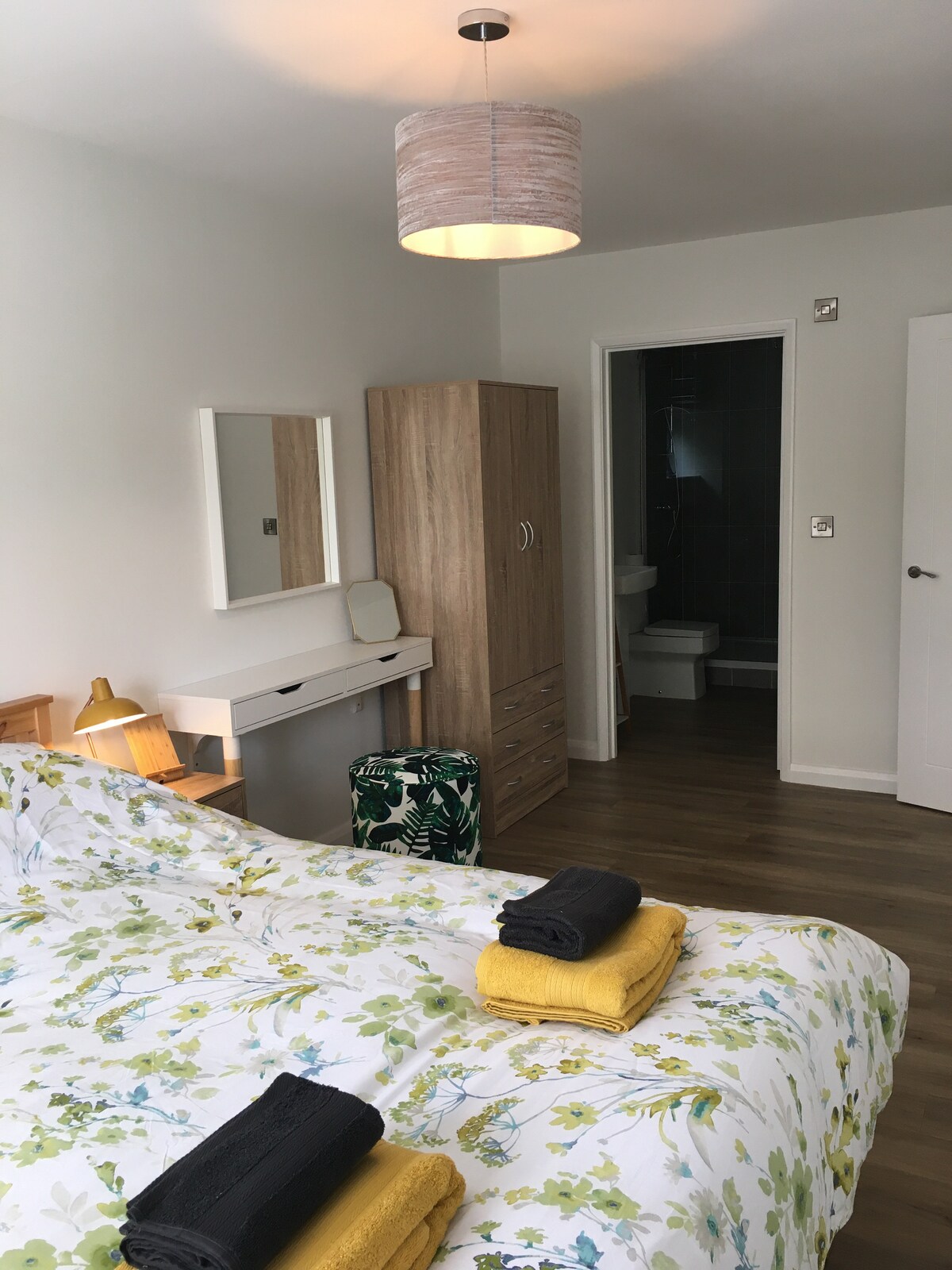 Hoofdslaapkamer met gemakkelijk toegankelijke en suite doucheruimte.