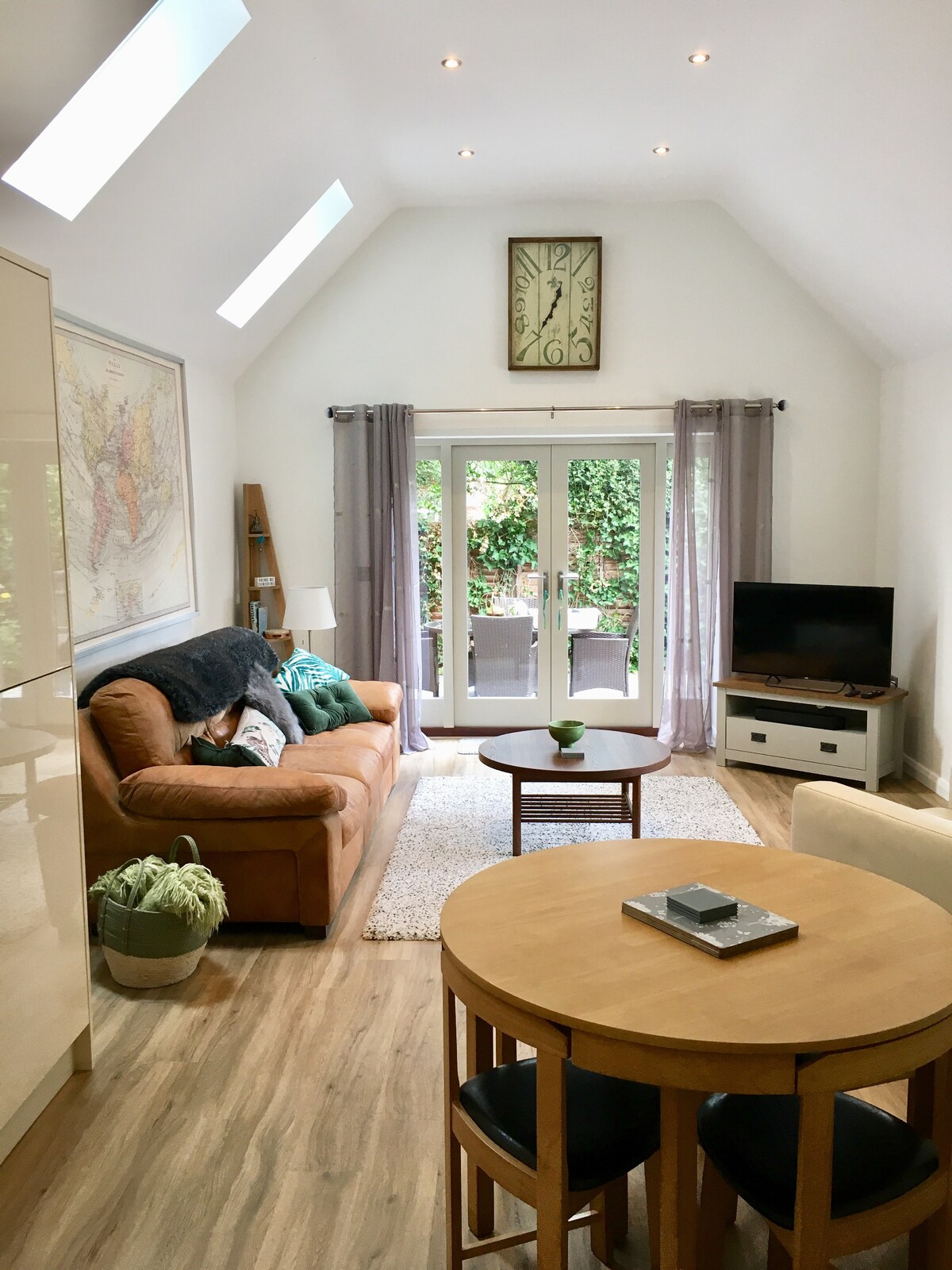 Volledig uitzicht op de lounge met lichte, luchtige toegang tot de eigen patio.